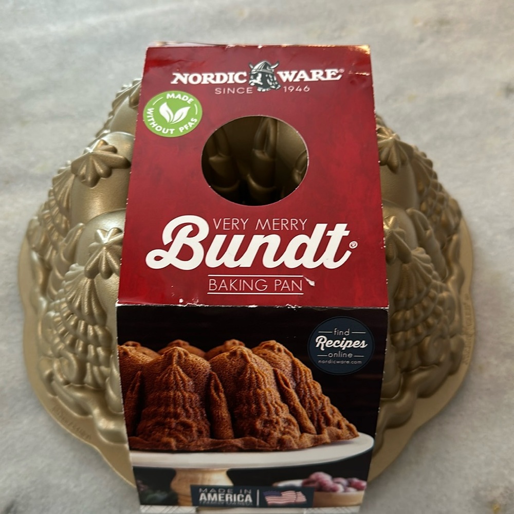 Beautiful Nordic Ware gold Very Merry Bundt baking pan!